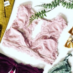 Victoria’s secret blush velvet lace bralette medium